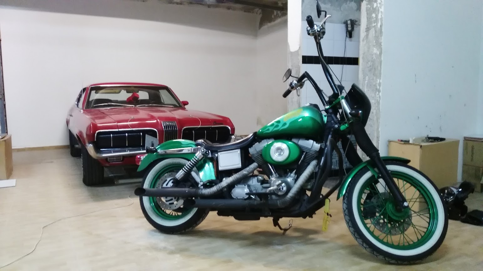 Dyna 2000 lateral con Mercury Cougar al fondo