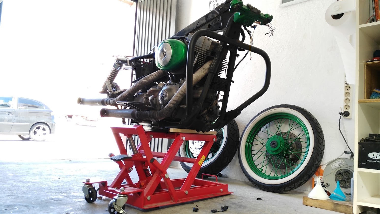 Dyna 2000 en elevador vista inferior