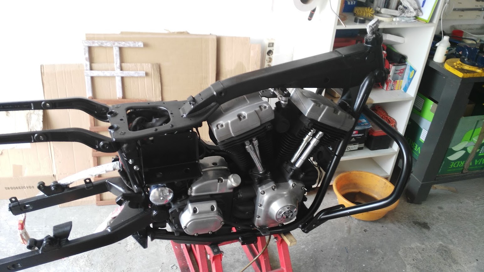 Dyna 2000 chasis y motor pintados en negro