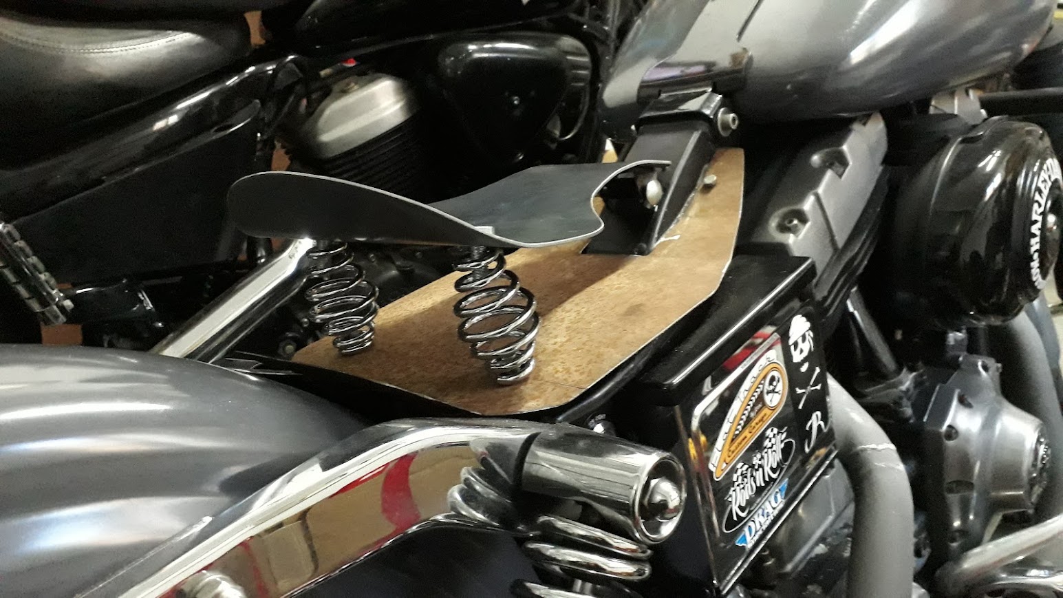 Asiento de chapa con muelles presentado sobre la Dyna