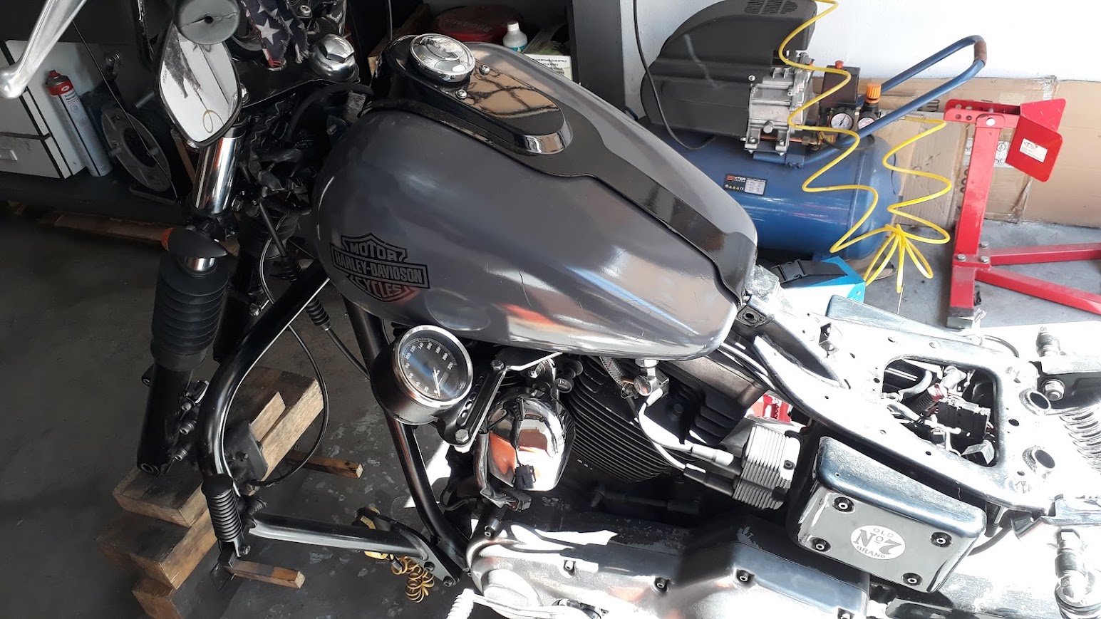 Soporte de velocímetro artesanal en el lateral del motor