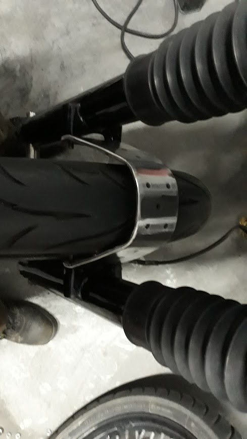 Vista superior de la rueda delantera con puente de horquilla artesanal