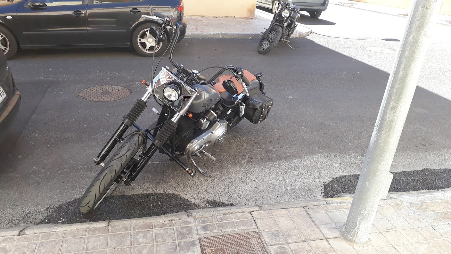 Vista frontal de la Dyna con chapa estilo Softail detrás del faro