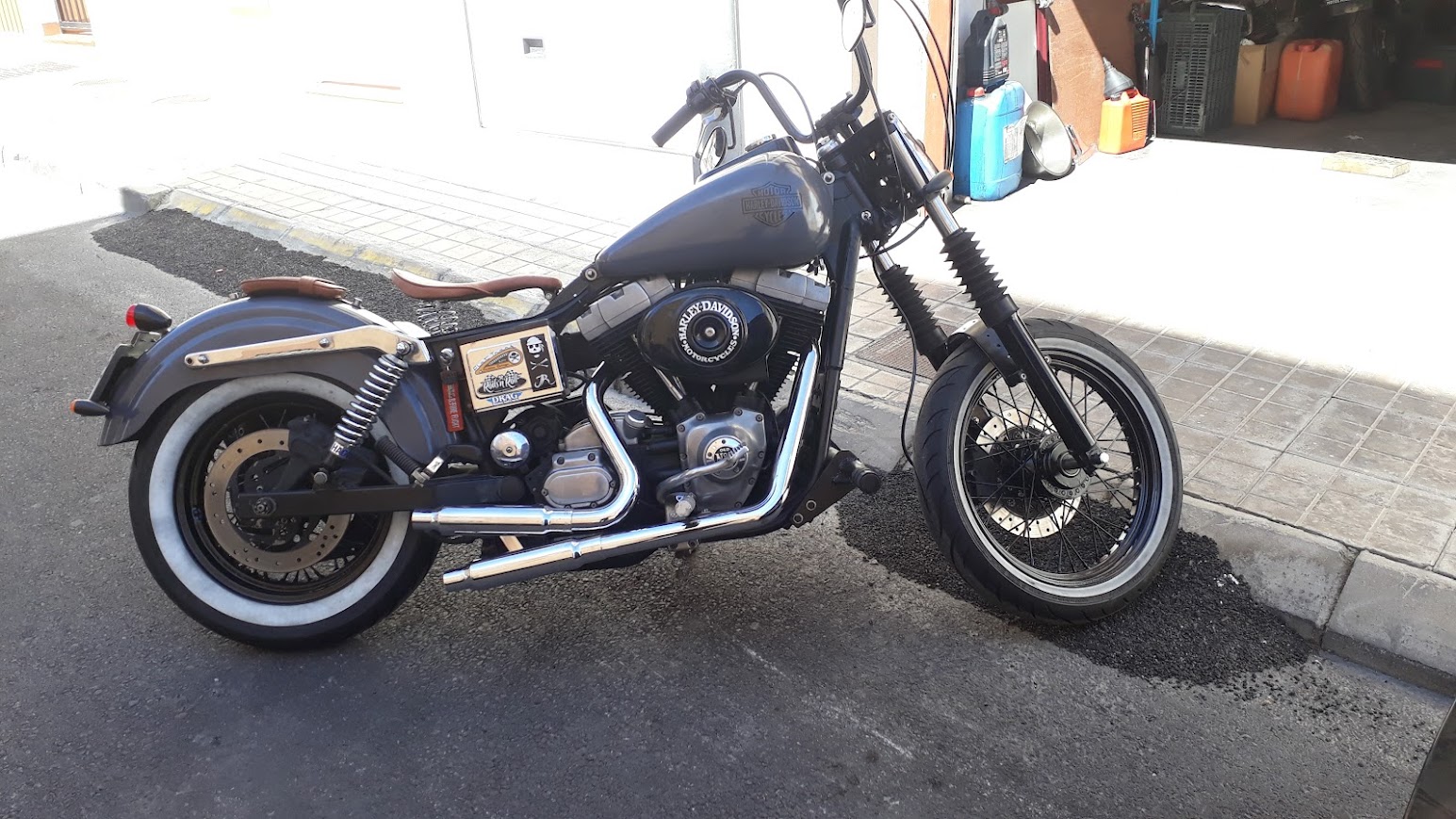 Vista lateral de la Dyna en configuración intermedia