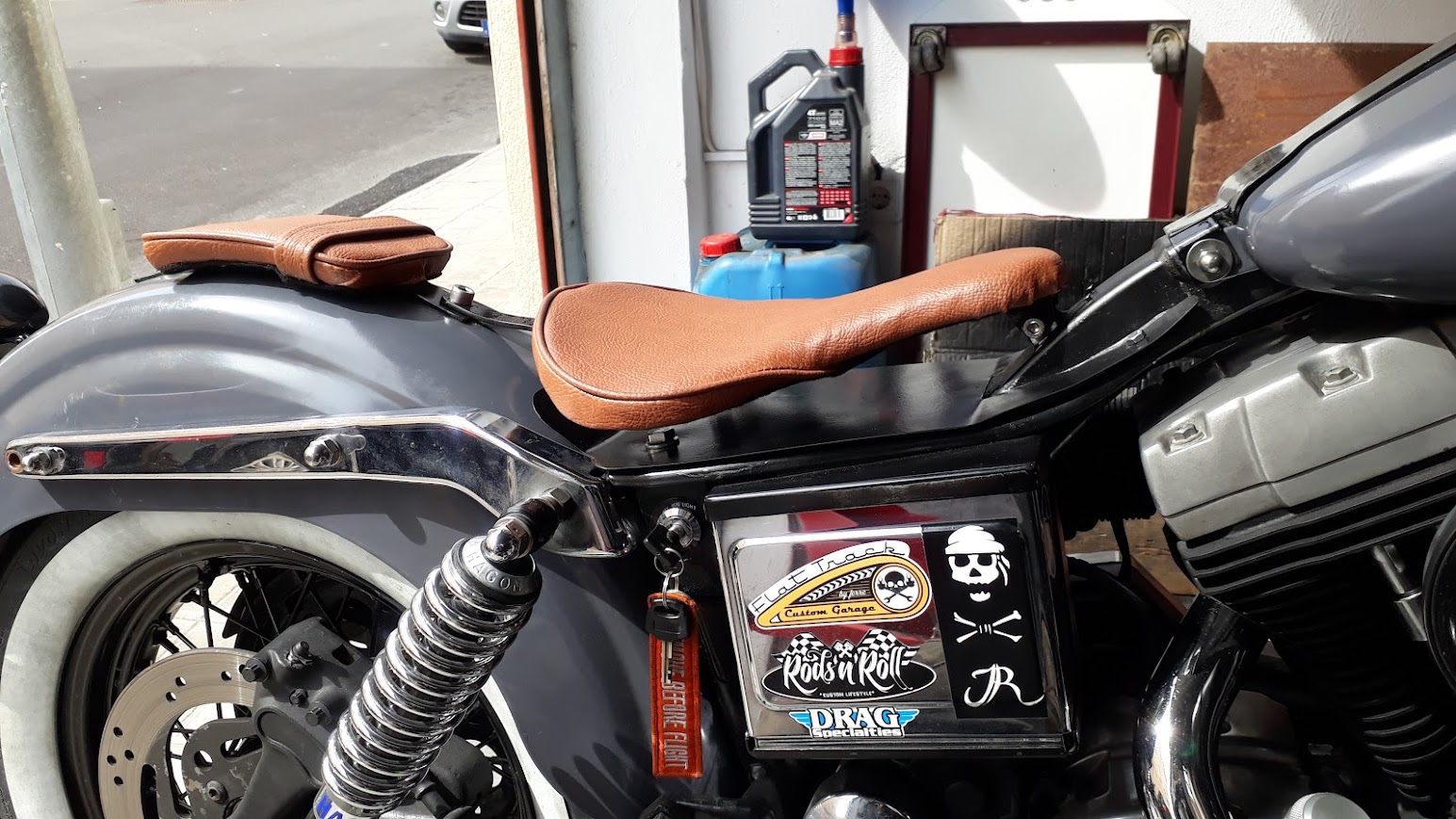 Asiento tapizado montado sobre la Dyna, sin muelles