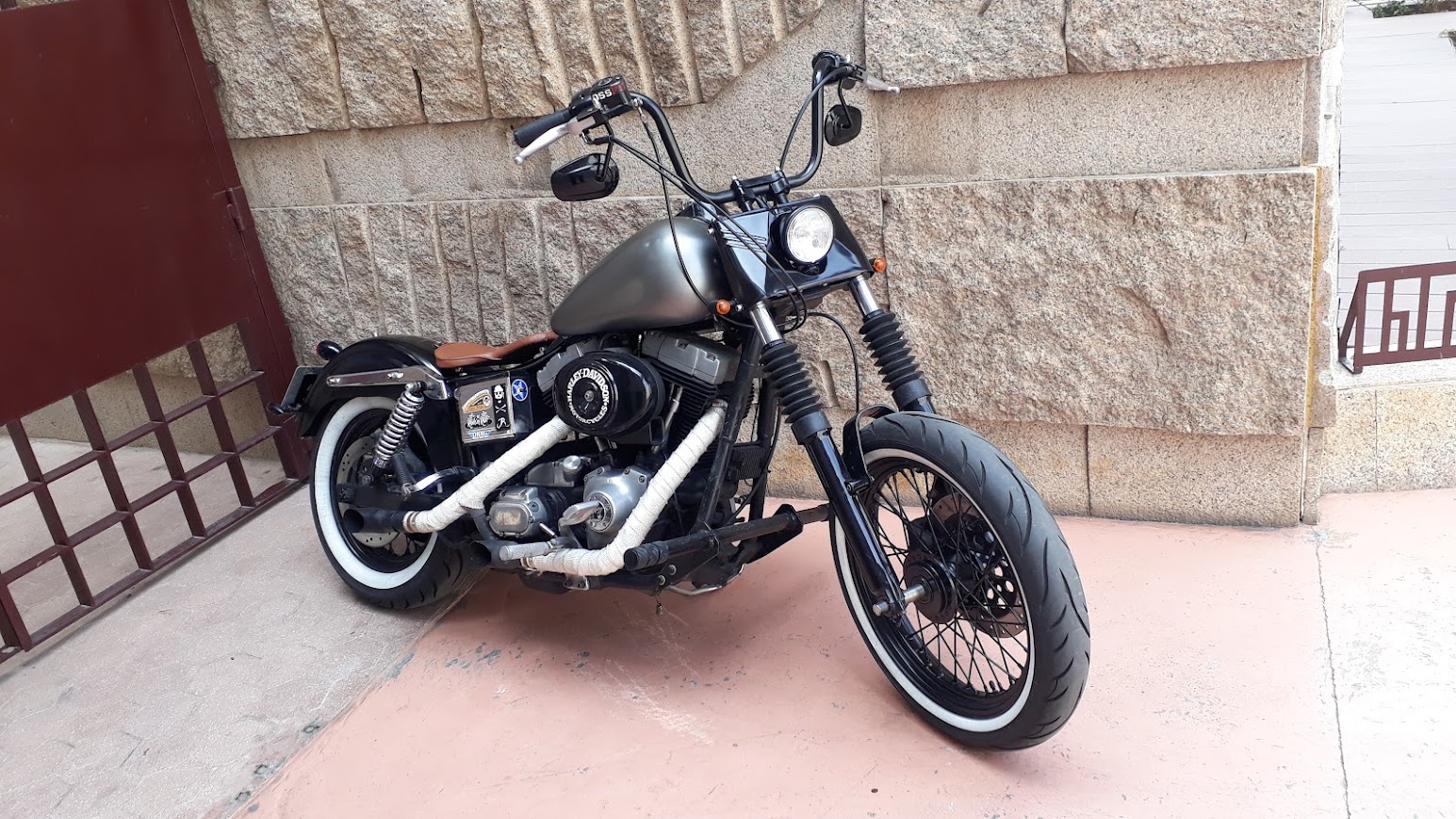 Moto pintada con escape original y cinta anticalórica blanca