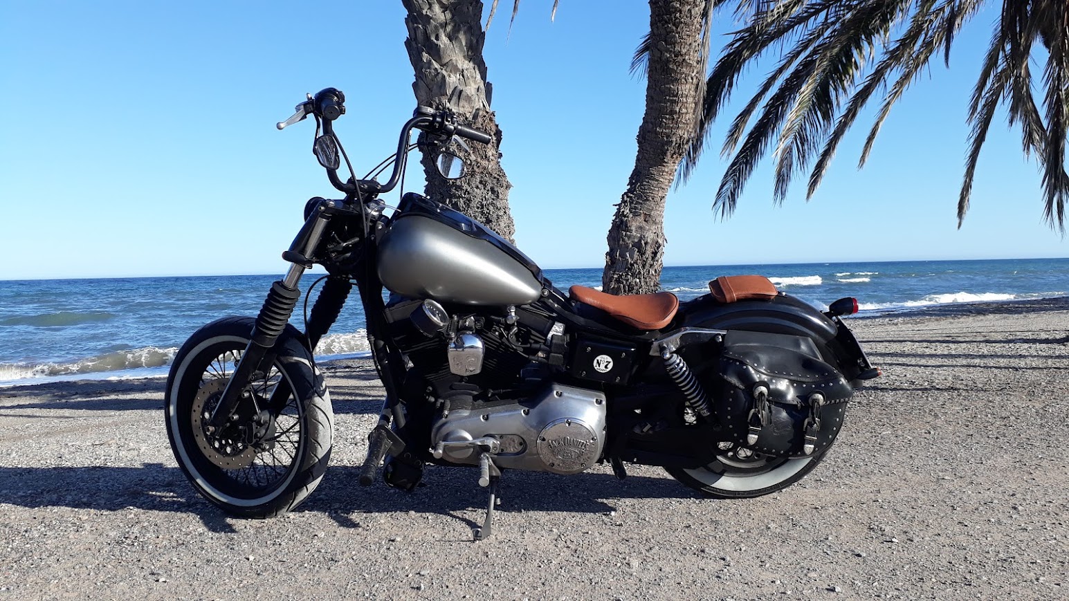 Lateral izquierdo de la Dyna en la playa durante una ruta