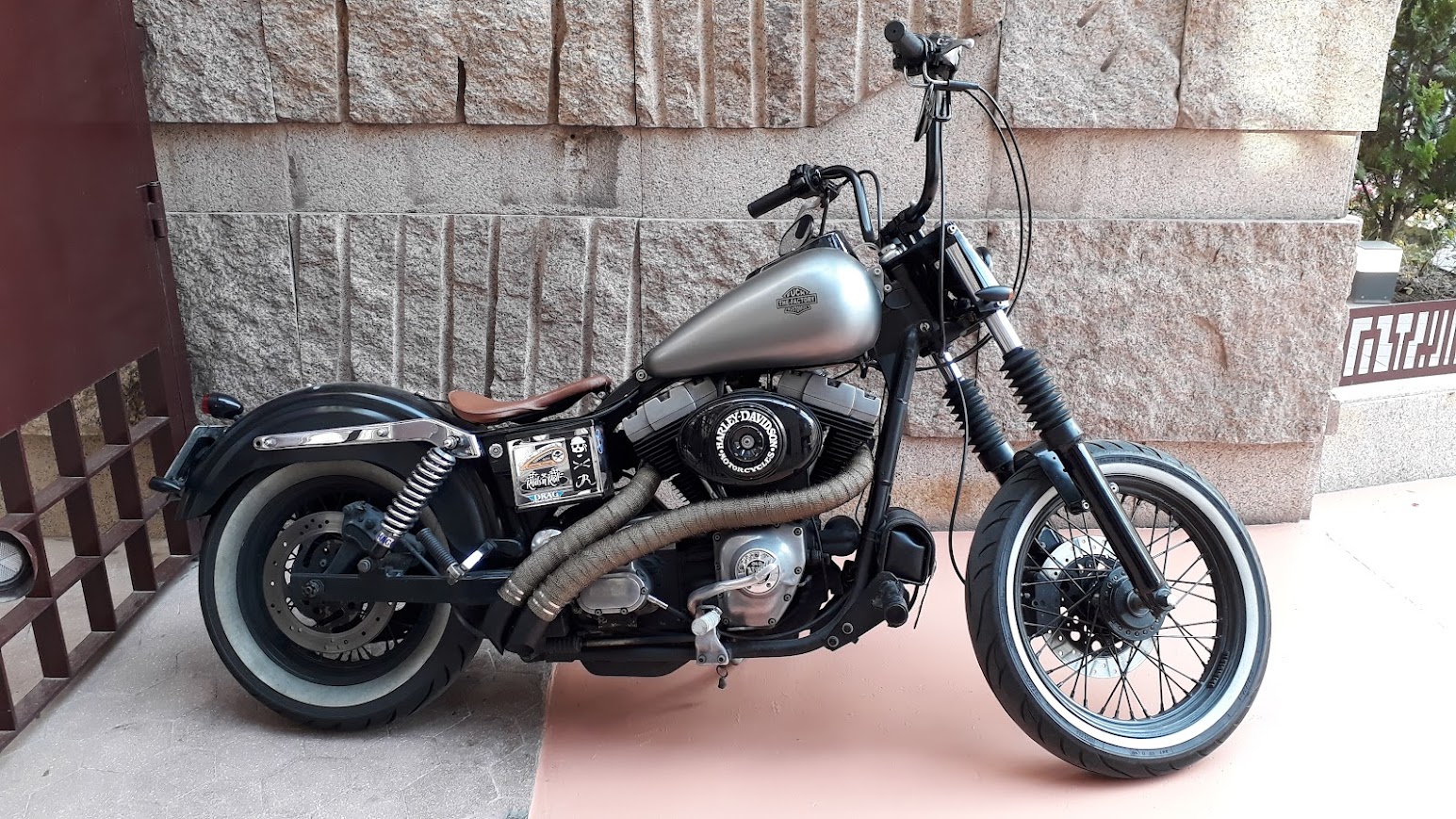 Lateral derecho de la Dyna con escapes Joker terminados