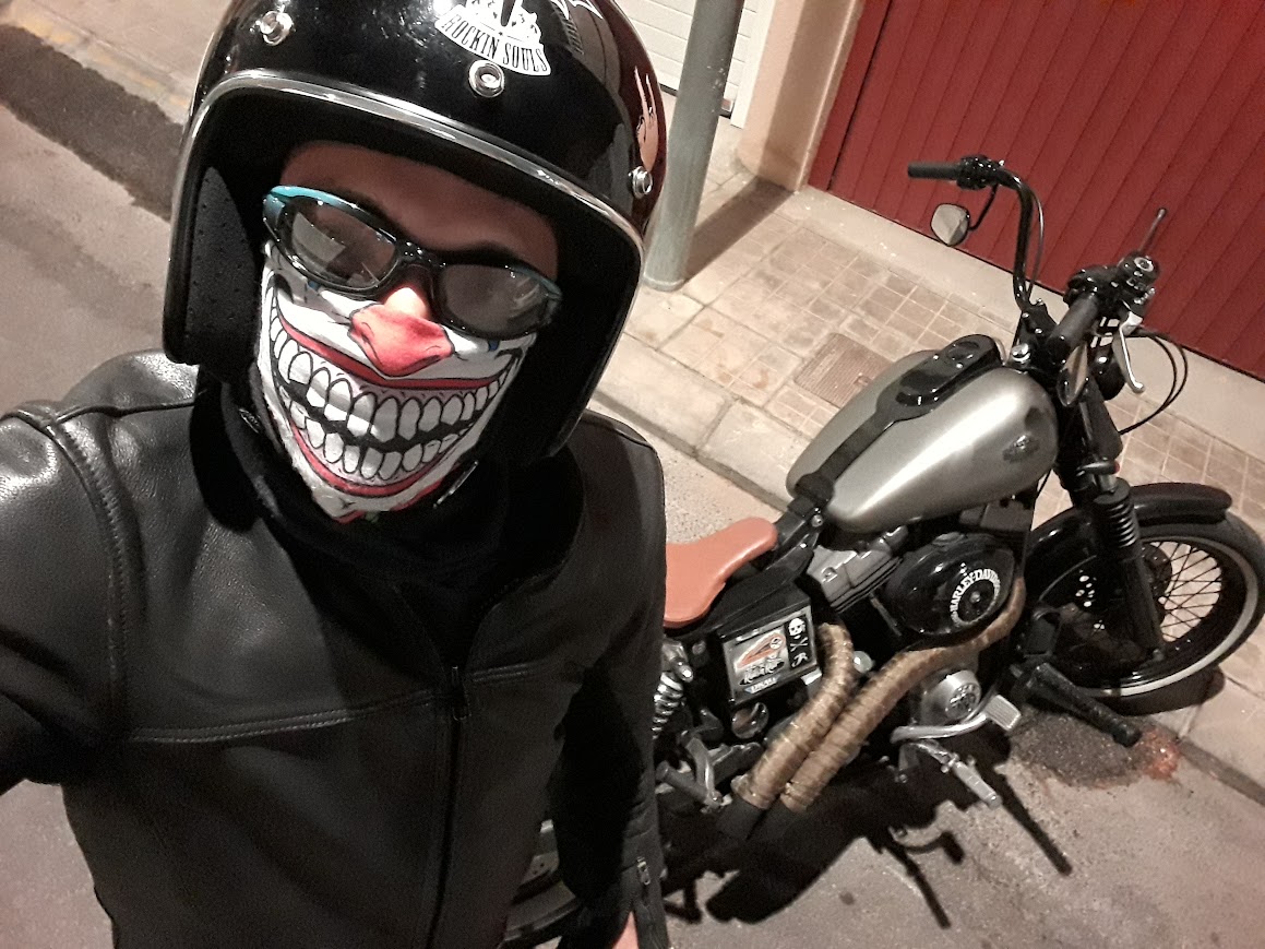 Sebis con casco y braga de payaso antes de ir a trabajar, con la Dyna detrás