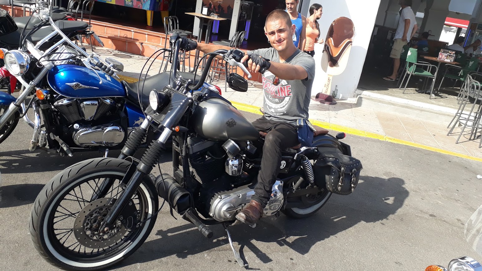 Sebis con Ahikar en el puerto de Aguadulce, con motos de fondo
