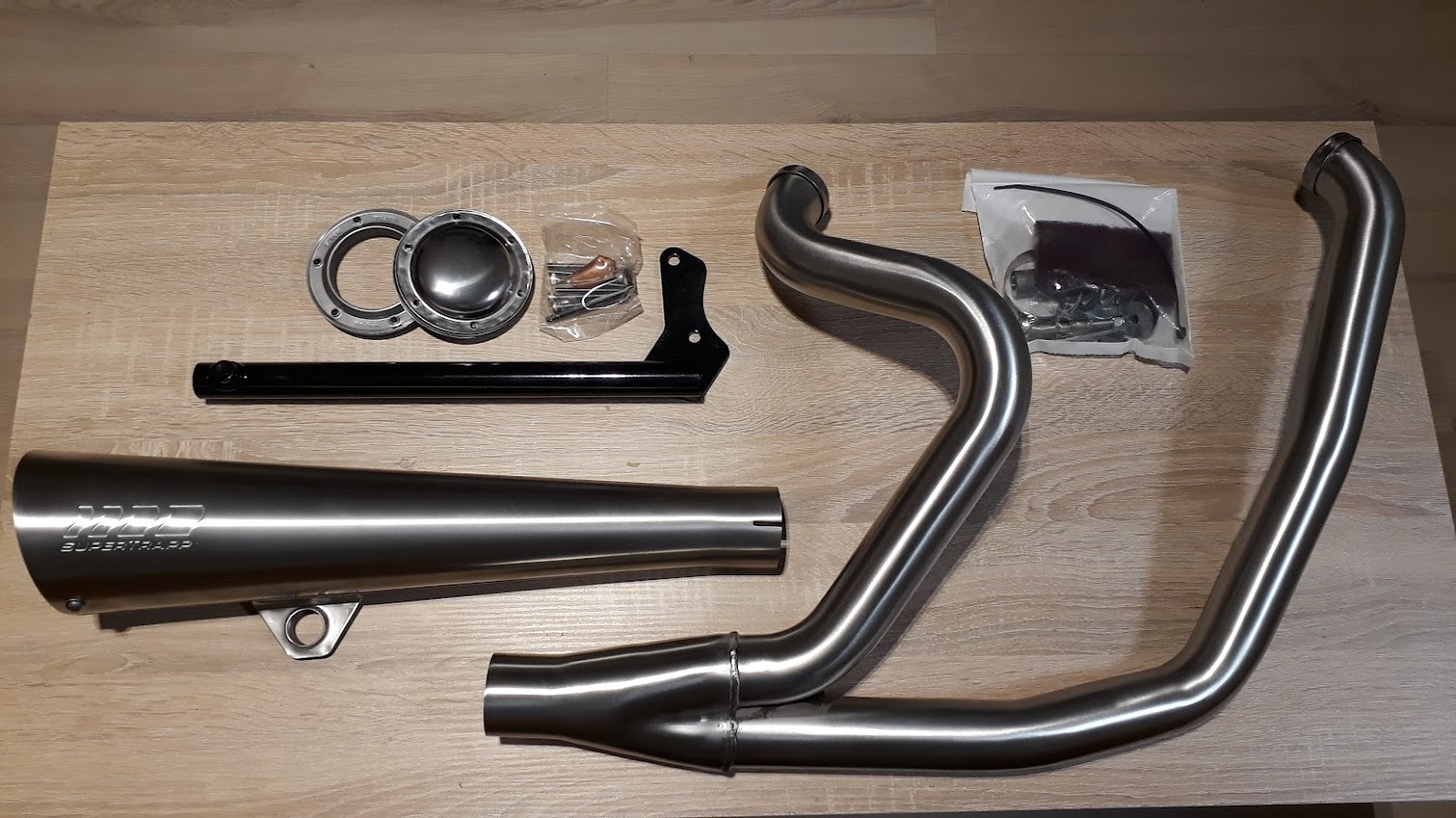 Escapes Supertrapp 2-1 en aluminio cepillado montados en la Dyna