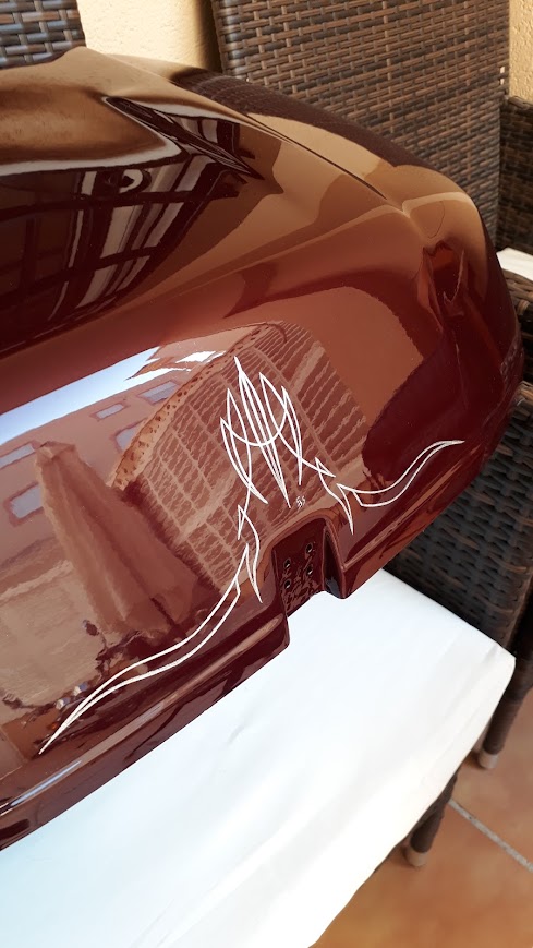 Baúl de Honda Goldwing con pinstriping